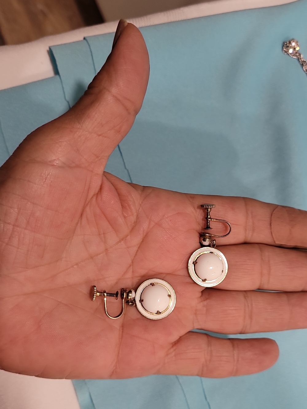 Vintage Classic White Dome Clip-On Earrings - Elegant Women's Jewelry - Picture 3 of 4